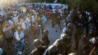 Clarin: "Decine di feriti per gli scontri al funerale di Maradona, grave un cameraman"