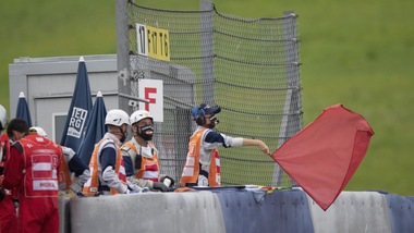 MotoGp, pannelli luminosi obbligatori dal 2022