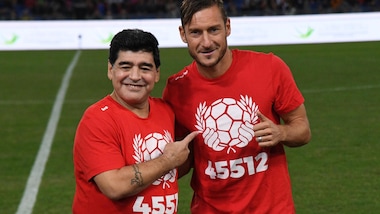 Totti ricorda Maradona: "Faceva cose impossibili anche alla Playstation"