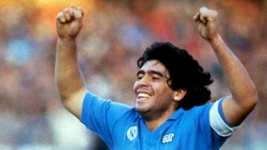 Maradona e l'omaggio della Serie A: lutto al braccio e minuto silenzio