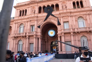 Maradona, foto con salma: impiegati indagati per profanazione cadavere