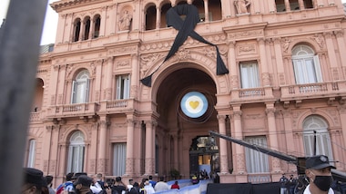 Maradona, foto con salma: impiegati indagati per profanazione cadavere