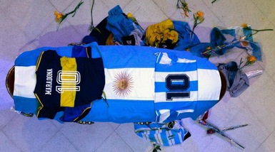 Maradona, si è consegnato uno degli autori del selfie con la salma