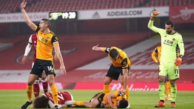 Scontro spaventoso in Arsenal-Wolverhampton: Raul Jimenez perde i sensi