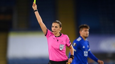 Stephanie Frappart scelta per Juve-Dynamo Kiev: prima donna arbitro in Champions
