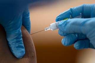 Coronavirus, vaccino Pfizer approvato in Gran Bretagna: prime dosi prossima settimana