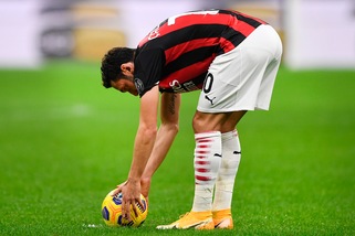 Milan, Calhanoglu secondo solo a Messi per punizioni realizzate