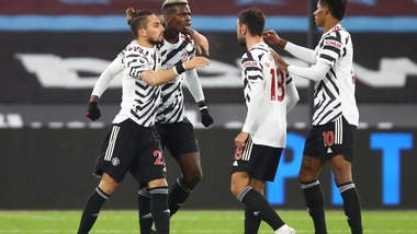 Pogba trascina lo United, Ancelotti fermato. Il Chelsea va in vetta