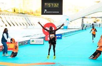 Kandie è da record mondiale sui 21km. Valencia è strabiliante