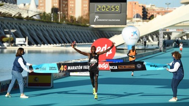 Valencia Marathon, Chebet e Jepchirchir trionfano