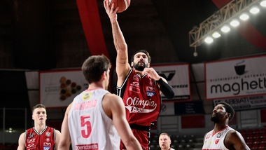 Milano inarrestabile, Varese ko. La Virtus cade con Sassari, vince Brindisi