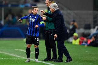 Tifosi dell'Atalanta espongono striscione dedicato a Gomez e Gasperini