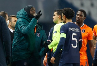 Psg-Basaksehir nel caos, frase razzista del quarto uomo e squadre negli spogliatoi