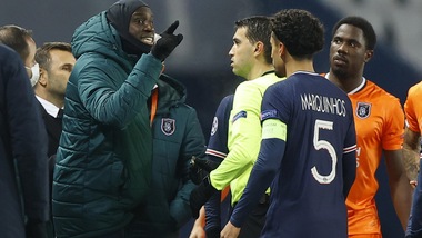 Psg-Basaksehir nel caos, frase razzista del quarto uomo e squadre negli spogliatoi