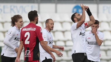 L'Albinoleffe stoppa la Pro Vercelli sul 2-2. Carrarese ko a Como