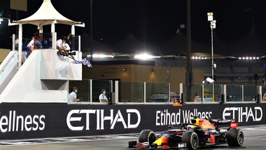 GP Abu Dhabi: Ferrari doppiate, Verstappen dominatore a Yas Marina