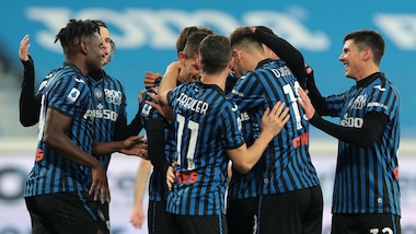 L’Atalanta vola anche in campionato. Roma show, Napoli in rimonta