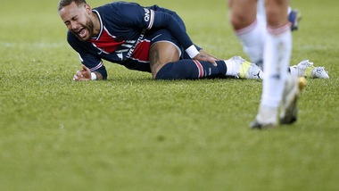 Ligue 1, il Lione piega il Psg e vola in vetta: infortunio per Neymar