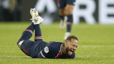 Infortunio Neymar, padre furioso: "Serve il Var per vedere questa violenza?"