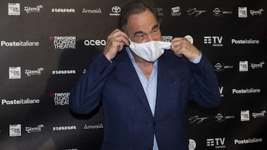 Covid: il regista Oliver Stone ha fatto il vaccino Sputnik in Russia