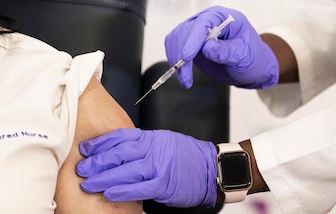 Coronavirus, il vaccino Pfizer può arrivare prima di Natale