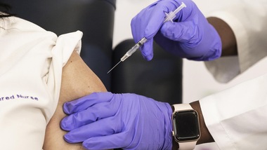 Coronavirus, il vaccino Pfizer può arrivare prima di Natale