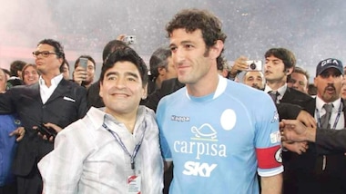 Ferrara ricorda Maradona: "Il suo abbraccio dell'89 mi emoziona ancora"