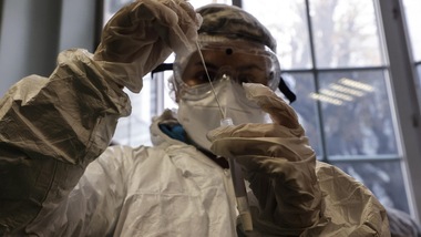 Coronavirus, allarme per la variante inglese: può eludere i vaccini