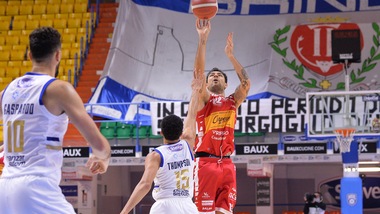 Pesaro manda Brindisi ko: termina 92-81, super Delfino