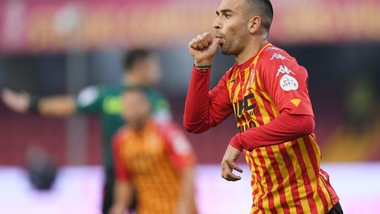 Il Benevento vola con Insigne-Sau: Genoa sconfitto, rischia Maran