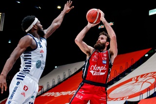 Milano si impone contro Sassari, vincono Virtus e Fortitudo