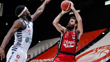 Milano si impone contro Sassari, vincono Virtus e Fortitudo