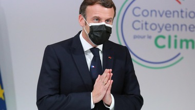 "Macron ha una forma violenta di Coronavirus. È esausto"