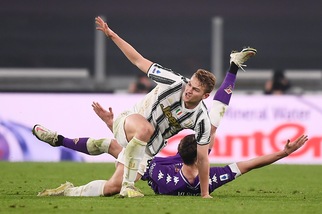 Juve, guaio per De Ligt con la Fiorentina: esce dolorante prima della fine