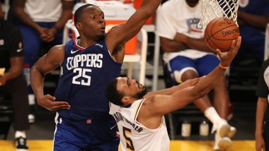 NBA, Lakers sconfitti al via: derby di Los Angeles ai Clippers