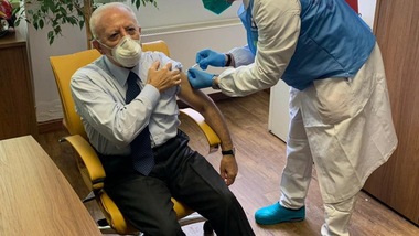 De Luca si vaccina, è bufera: "Perché ha saltato la coda?"