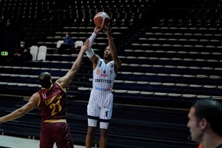 Sassari rimonta e vince. Bene Pesaro, Treviso e Fortitudo mentre Brindisi va ko