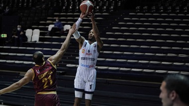 Sassari rimonta e vince. Bene Pesaro, Treviso e Fortitudo mentre Brindisi va ko