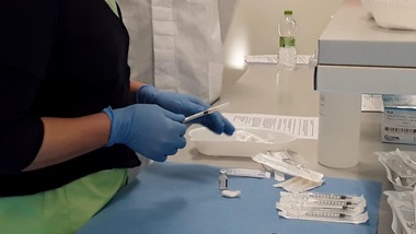 Vaccino Covid, dagli effetti collaterali alle modifiche del Dna: tutte le bufale smascherate