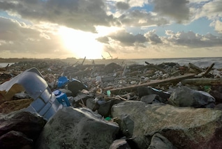 Fiumicino, mareggiata e raffiche di vento: strada invasa da rifiuti