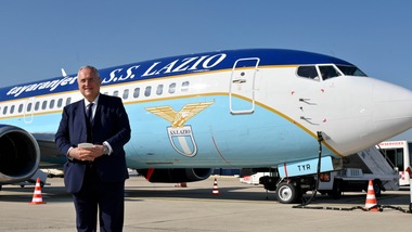 Salernitana in viaggio con l'aereo della Lazio: i tifosi contro Lotito