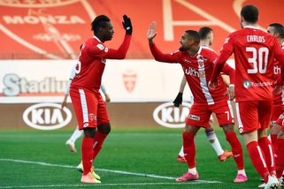 Monza, esordio con gol per Balotelli: 3-0 alla Salernitana. Venezia beffato dal Chievo: 1-1