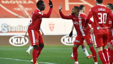 Monza, esordio con gol per Balotelli: 3-0 alla Salernitana. Venezia beffato dal Chievo: 1-1