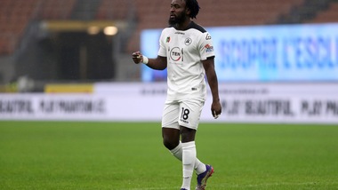 Va da Nzola dopo aver rubato un pc sul volo Parigi-Milano: scatta la denuncia