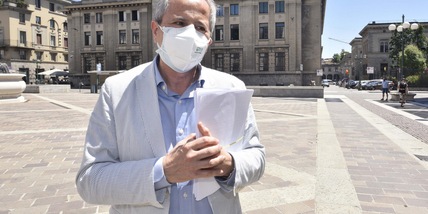 AstraZeneca, Crisanti: "Vaccino sicuro. Trombosi? Aereo è più pericoloso"