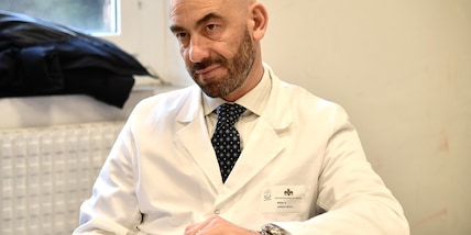 Coronavirus, Bassetti: "AstraZeneca è sicuro per tutte le età"