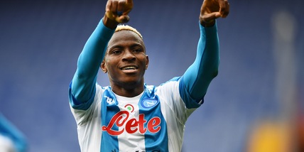 Osimhen e Ruiz trascinano il Napoli. La Lazio vince allo scadere