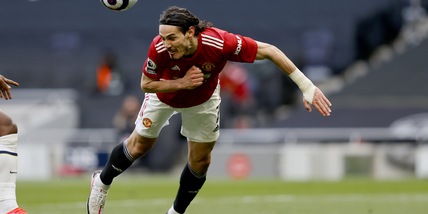 United, tris con Cavani a Mourinho. Arsenal ok, cade il Leicester