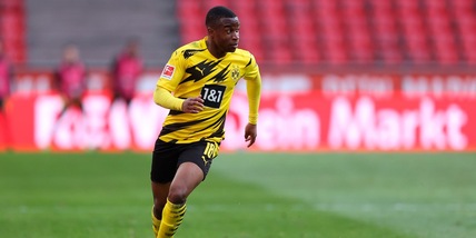 Incredibile Moukoko: chiude la fidanzata in casa e va ad allenarsi