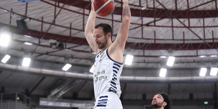 La Dinamo dilaga, settimo ko consecutivo per Brescia